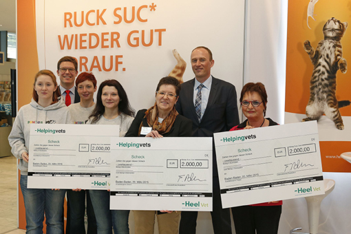 Jörg Sulner und Fabian Pochmann von der Firma Heel zusammen mit den Preisträgern bei der Preisübergabe in Baden-Baden. 
